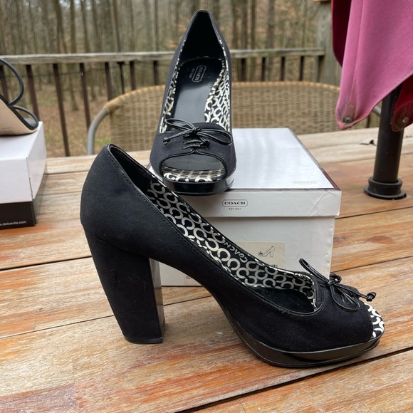 Comfortable Coach peep toe platform! Perfect for spring 🌸 - Picture 4 of 6
